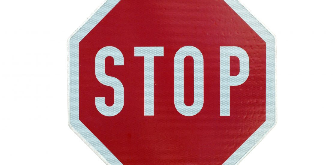 Stopp-Schild um Einwände kontern zu illustrieren