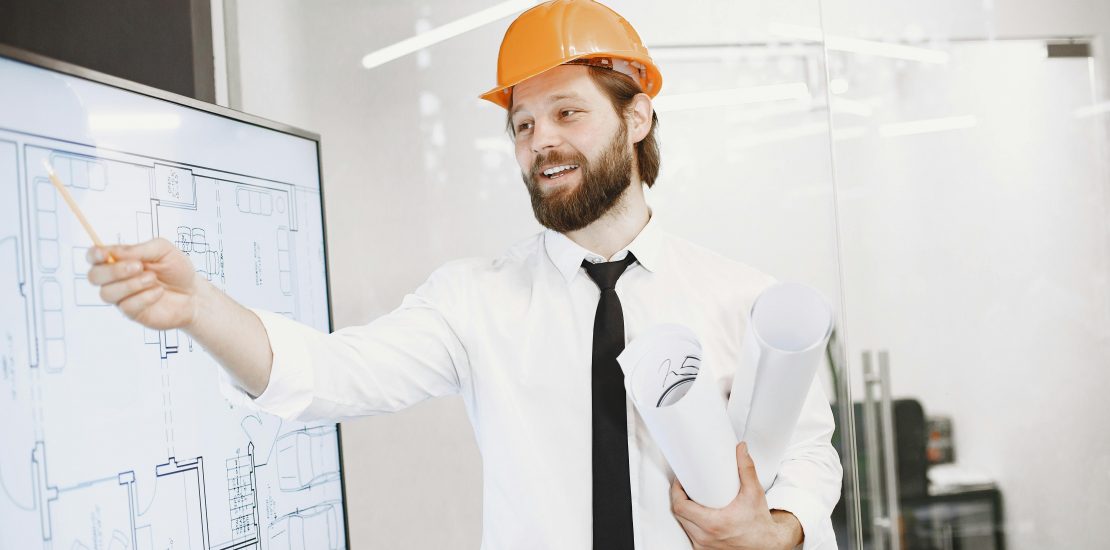 Ein Mann ist zu sehen der eine technische Präsentation hält