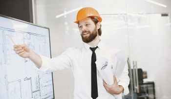 Ein Mann ist zu sehen der eine technische Präsentation hält