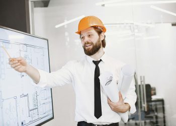 Ein Mann ist zu sehen der eine technische Präsentation hält